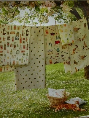 庭で戯れるネコとﾌｧﾌﾞﾘｯｸｽ　Ｃ＆Ｃ